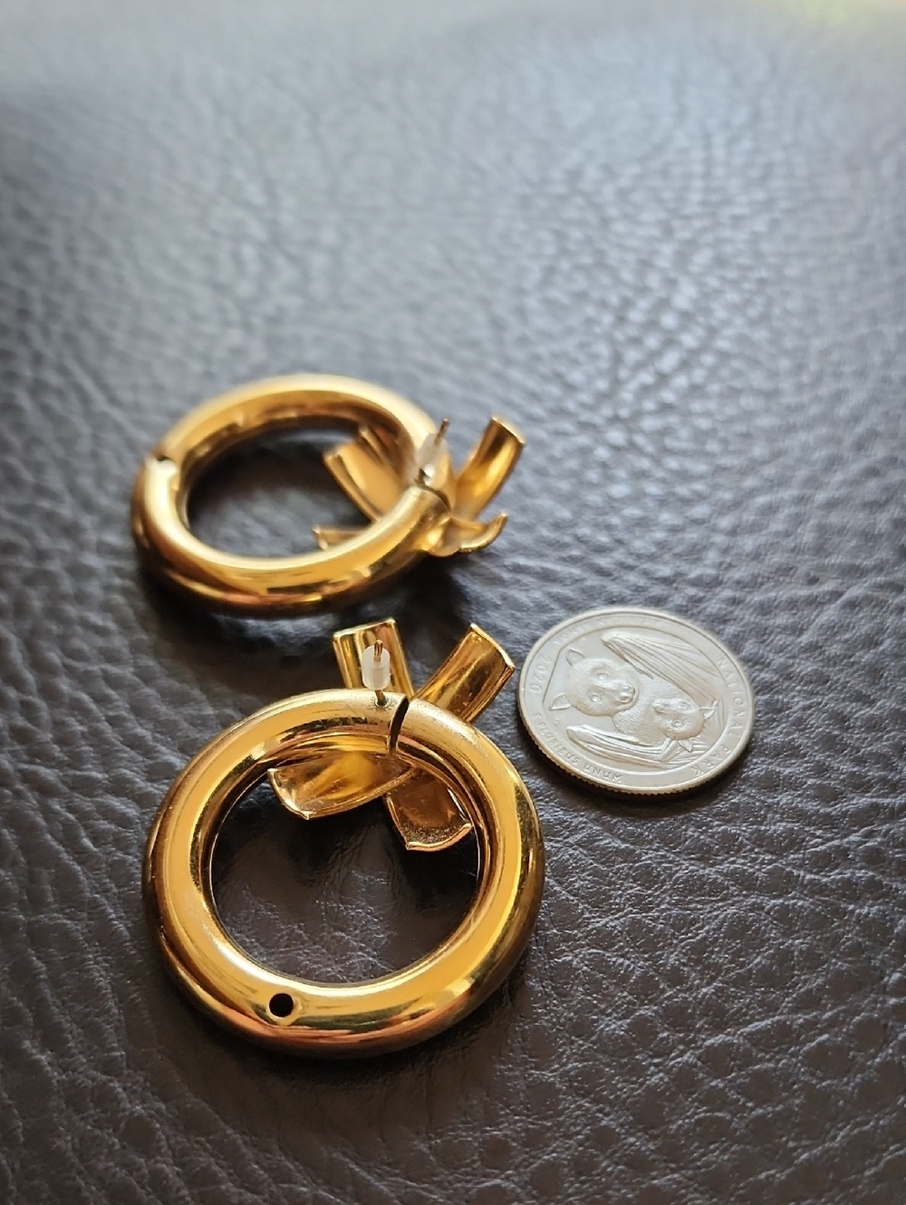 VTG Gold-Tone Interlocking Hoop Earrings - Women Jewelry - Picture 8 of 8